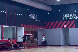 这手感是真柔和啊！谢泼德坐在替补席命中超远三分球